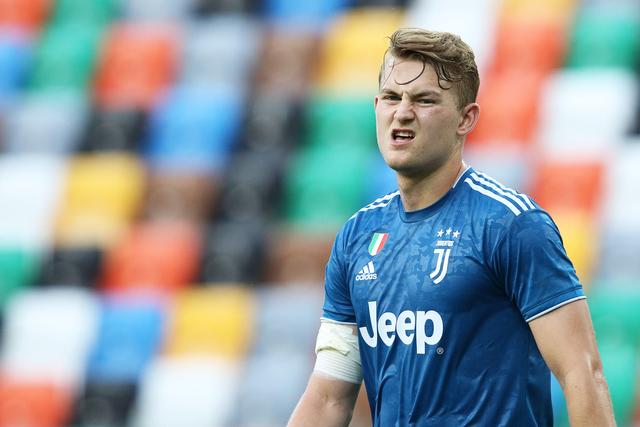 切尔西女足前锋科尔官宣自己与女友梅维斯已怀孕