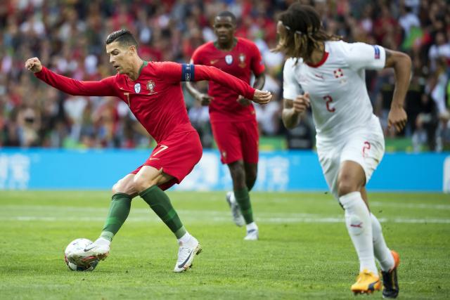 周琦扭伤膝盖痛苦倒地 被担架抬出球场